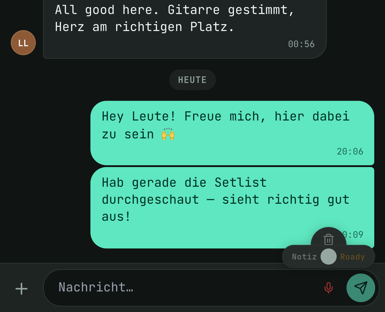 Im Chat sitzt das Mikro in der Eingabezeile — der Schalter klappt nach oben auf, damit die Tastatur ihn nicht verdeckt.